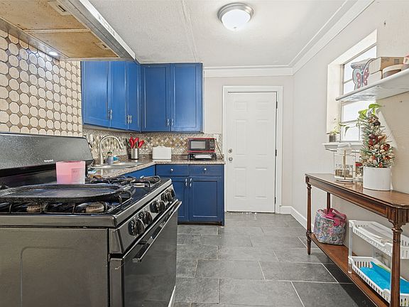 5th image of 2421 Boyd St