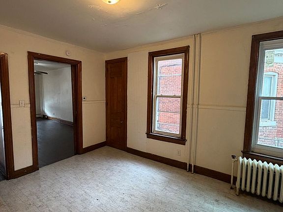 5th image of 741 W Princess St