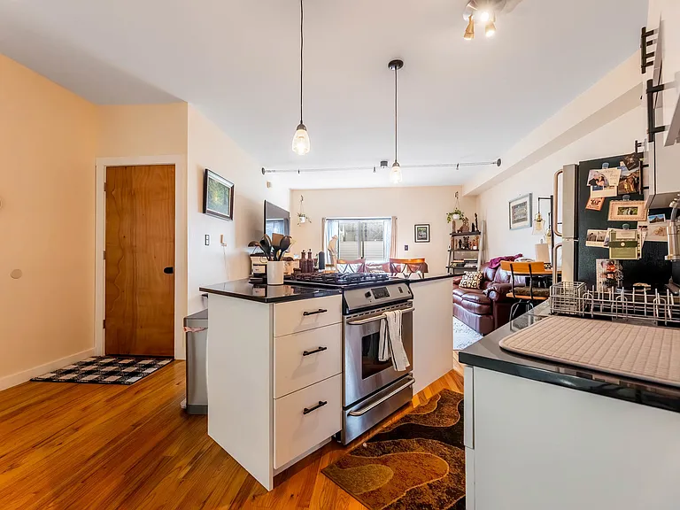 1060 N Hermitage Ave #3 — Photo 5