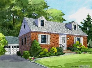 4 Old Tree Ln, Great Neck, NY 11024