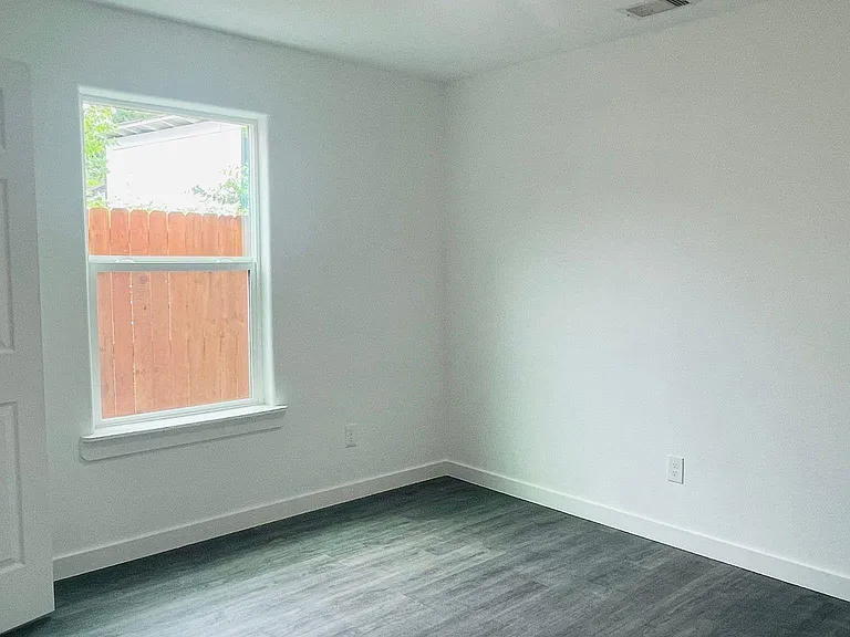 7611 Shotwell #B — Photo 16