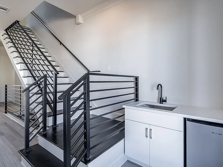 528 W Erwin — Photo 6
