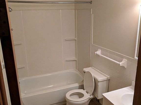 4th image of 95 Georgetown Dr APT A