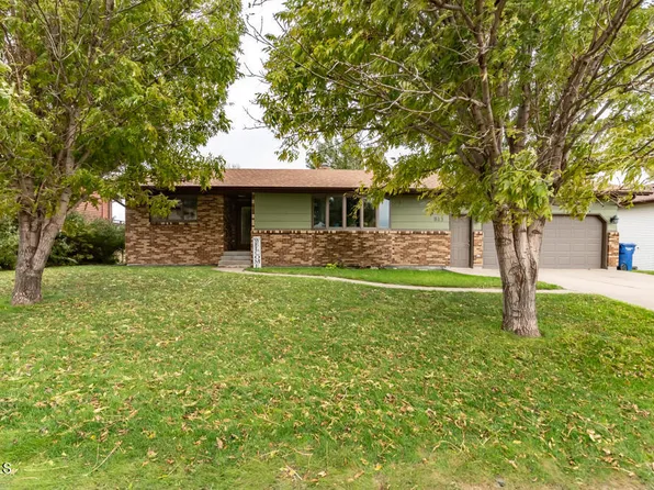 813 1st St NW, Beulah, ND 58523