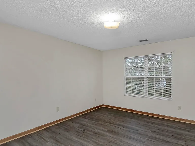 122 Hazelwood Ct — Photo 18