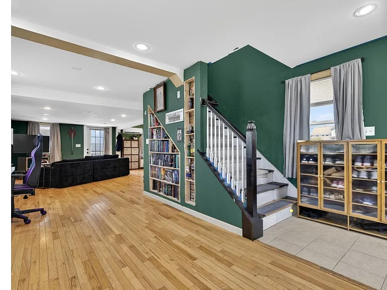 13 Oak St — Photo 3