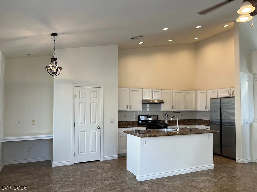 4 bed, 2.0 bath, 2029 sqft, $2,600 — Photo 3