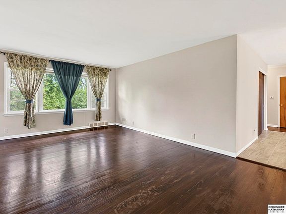 3rd image of 6906 N 41st Cir
