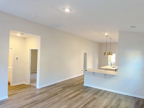 5th image of 192 Standing Oaks Dr