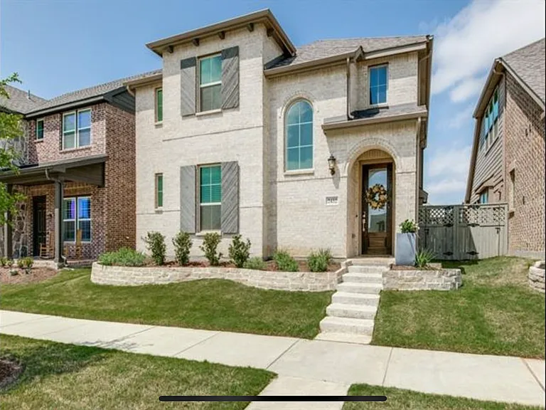 2432 Elm Pl — Photo 1
