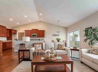 81 Cobblestone Ln, Le Claire, IA 52753