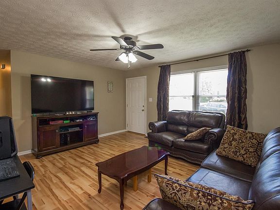 4th image of 104 Charlotte Cir
