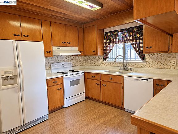 3rd image of 230 Flanders Ct