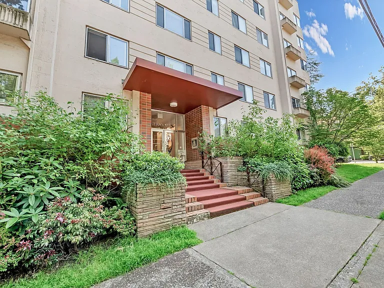 Uptown Manor — Photo 18