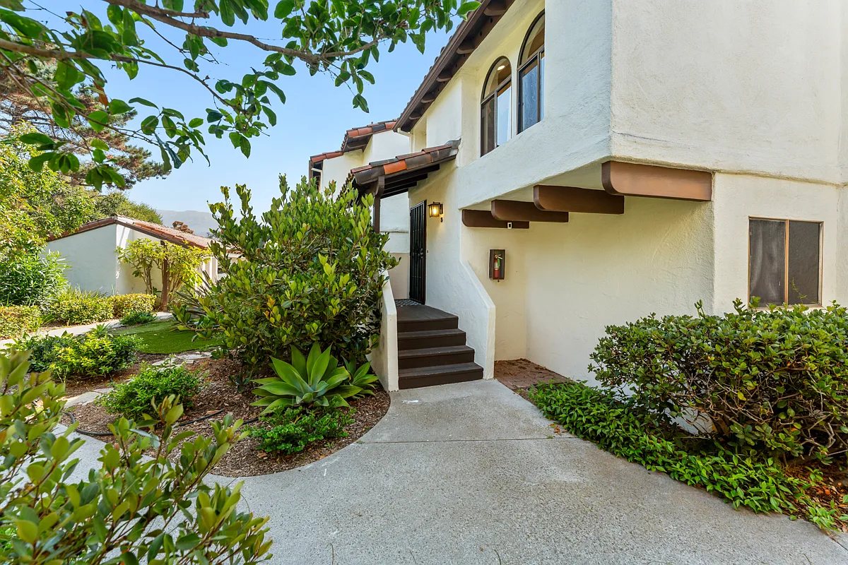 1121 Chino St — Photo 3
