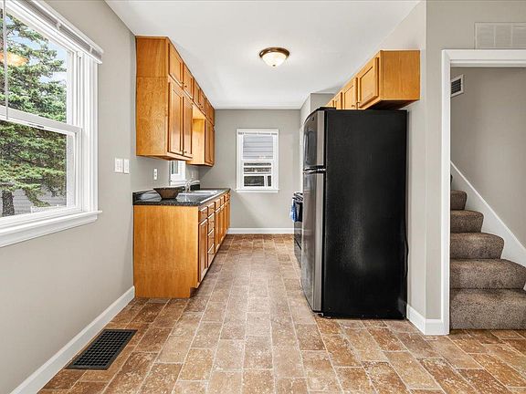 5th image of 725 4th Ave SW