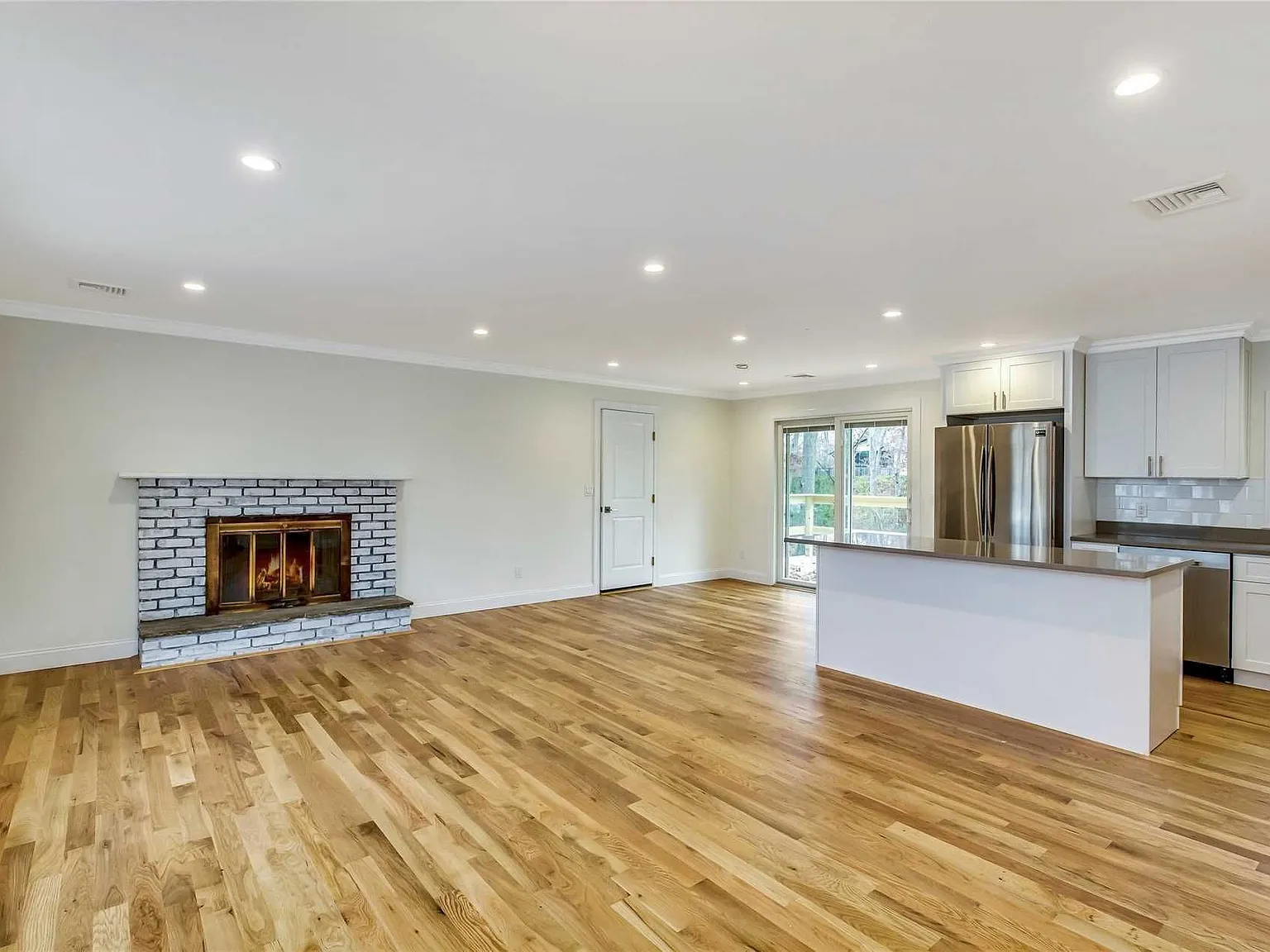 3 bed, 2.0 bath, 1200 sqft, $4,700 — Photo 3