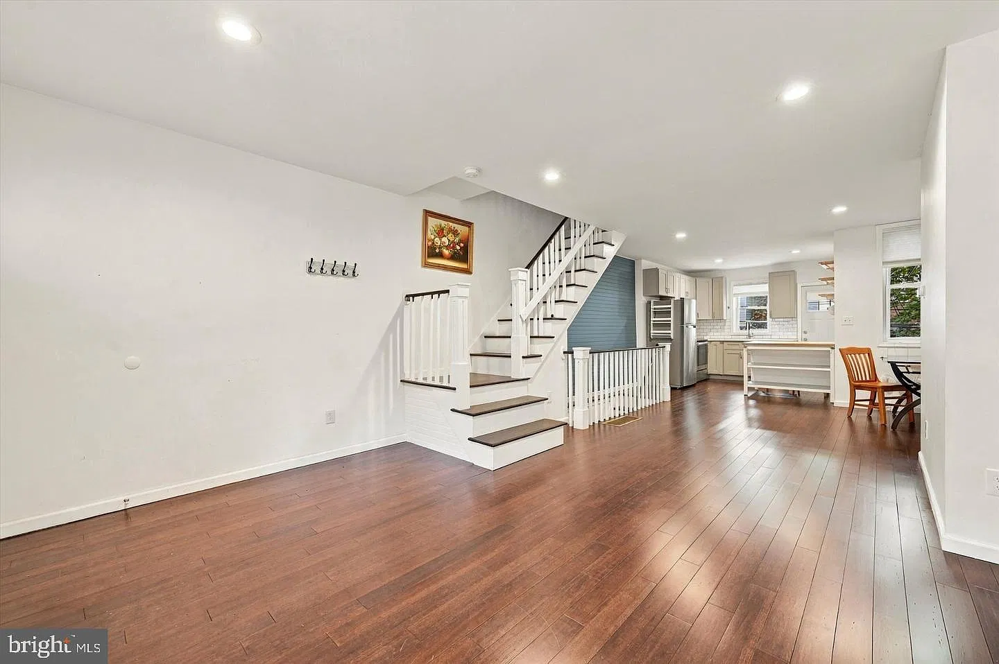 3 bed, 2.0 bath, 1020 sqft, $2,200 — Photo 2