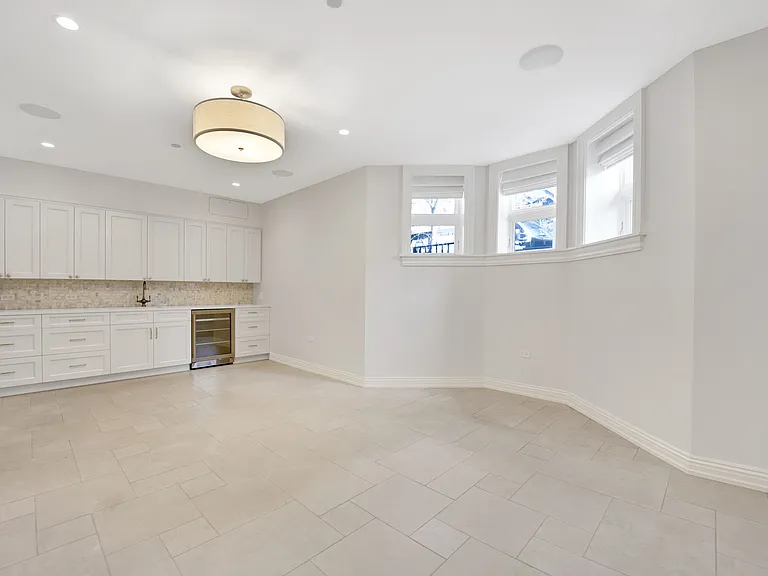 105 W Chestnut St — Photo 17