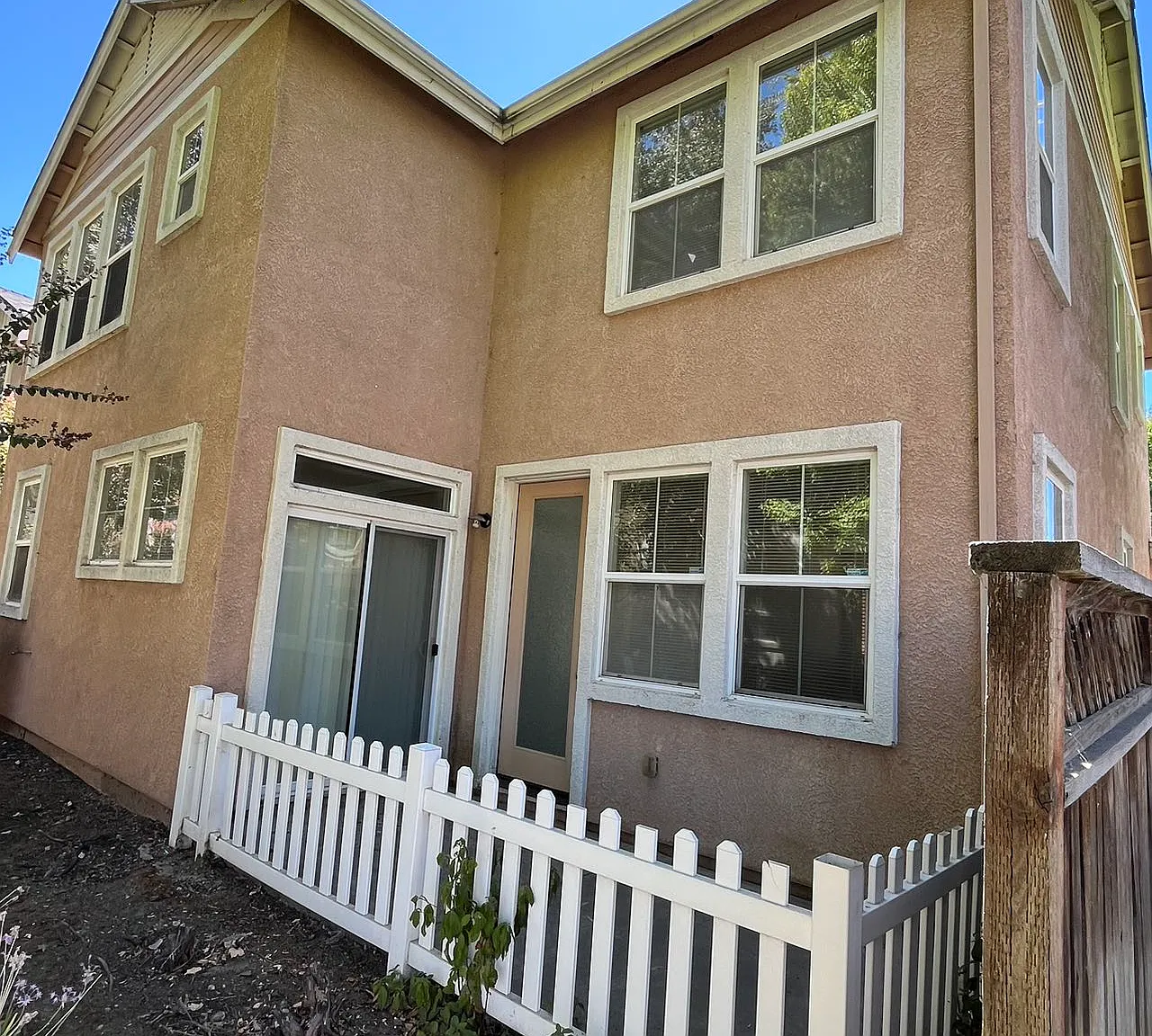 4 bed, 2.5 bath, 1717 sqft, $2,500 — Photo 2