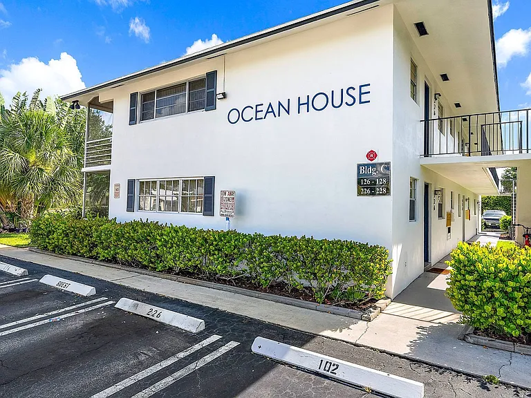 Ocean House - 360 Fiesta Ave Jupiter, FL 33469 — Photo 3