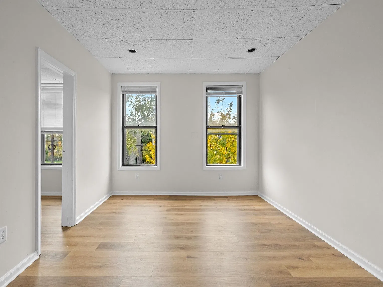 3 bed, 1.0 bath, 708 sqft, $1,990 — Photo 3