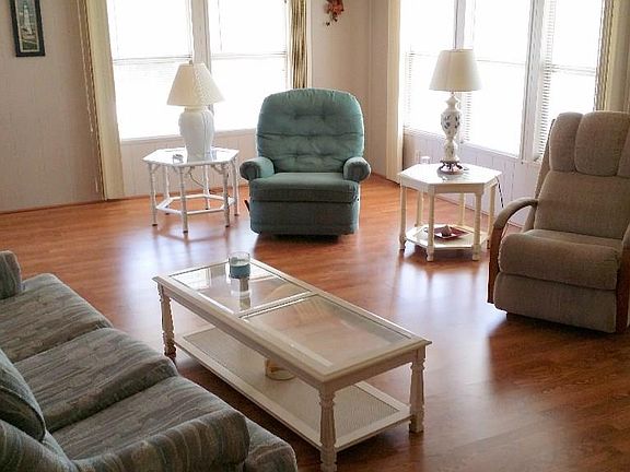 4th image of 923 Hawthorn Cir