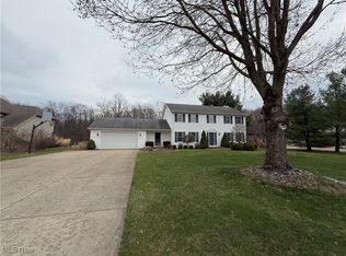 135 Forest Hill Dr, Hubbard, OH 44425