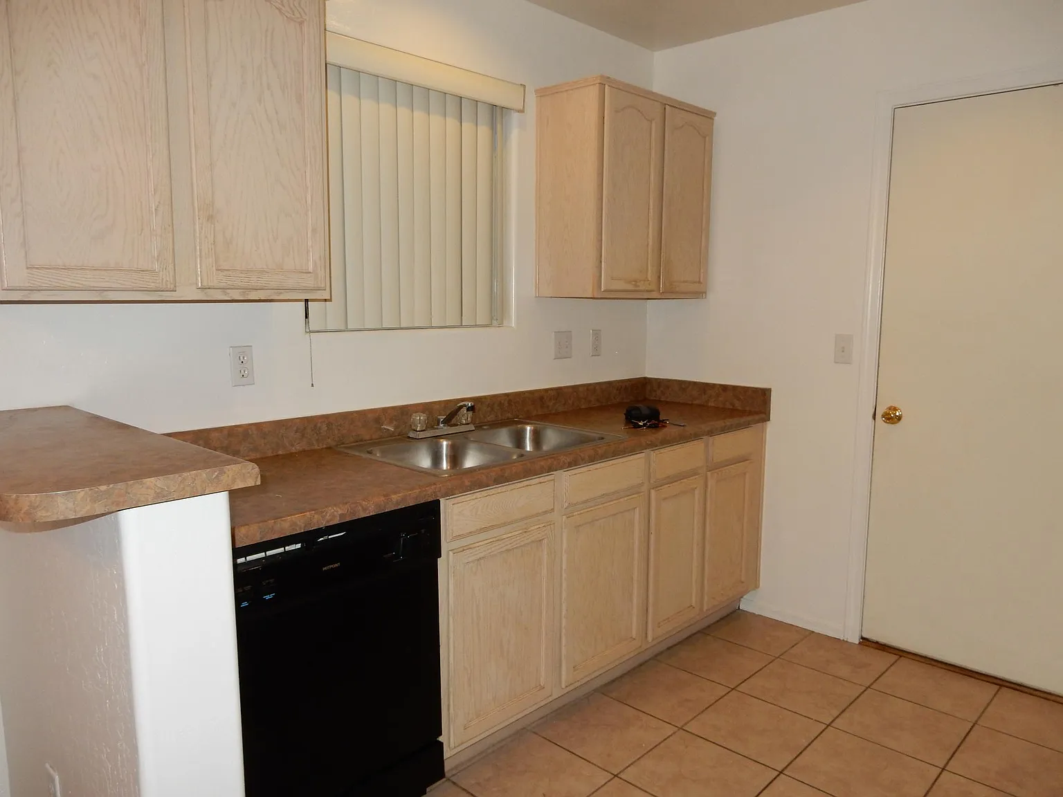 2 bed, 1050 sqft, $1,550 — Photo 4