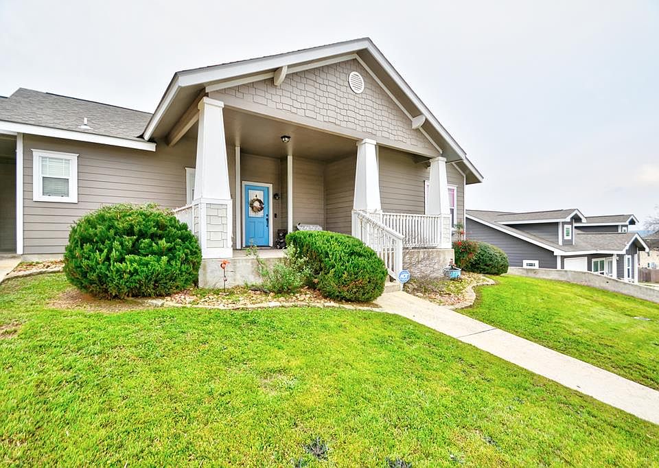 1st image of 204 W Ivy Ln