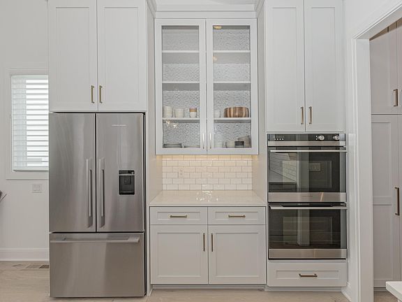 4th image of 183 Bridgeport Way