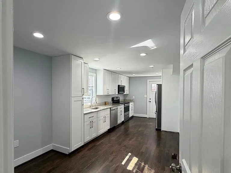 115 E Monmouth St — Photo 5