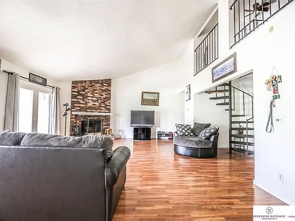 3rd image of 48 Lakeshore Ct