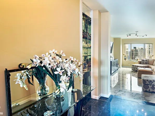 425 East 58th Street image 3 of 13