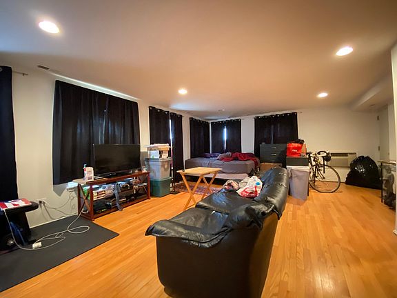 2nd image of 5528-30 N Kenmore Ave #G1