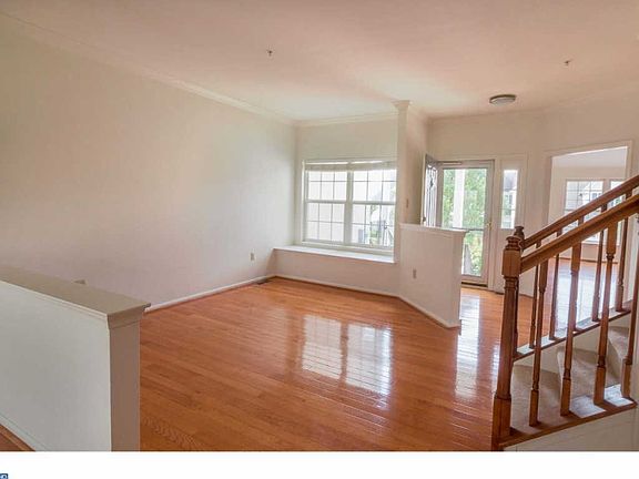 3rd image of 30 Lincoln Dr