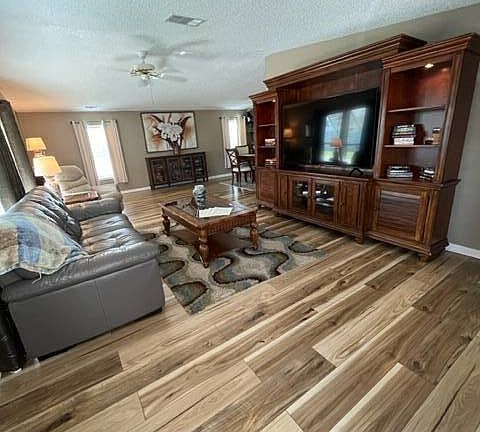 5th image of 641 Tulip Cir W