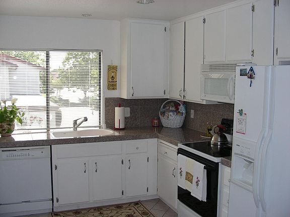 3rd image of 409 Colony Crest Dr