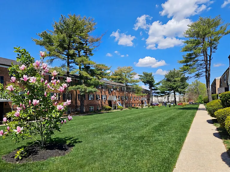 Colonial Village Apartments — Photo 10