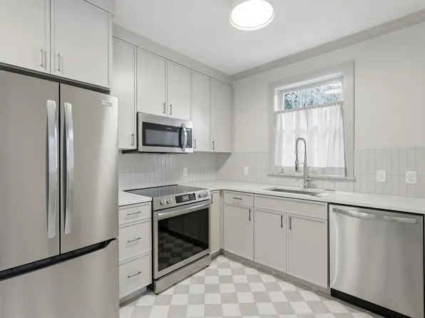 124 E McDonough St, Savannah, GA