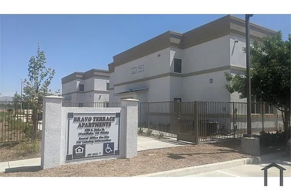 Building Photo - 220 S Oak St #103