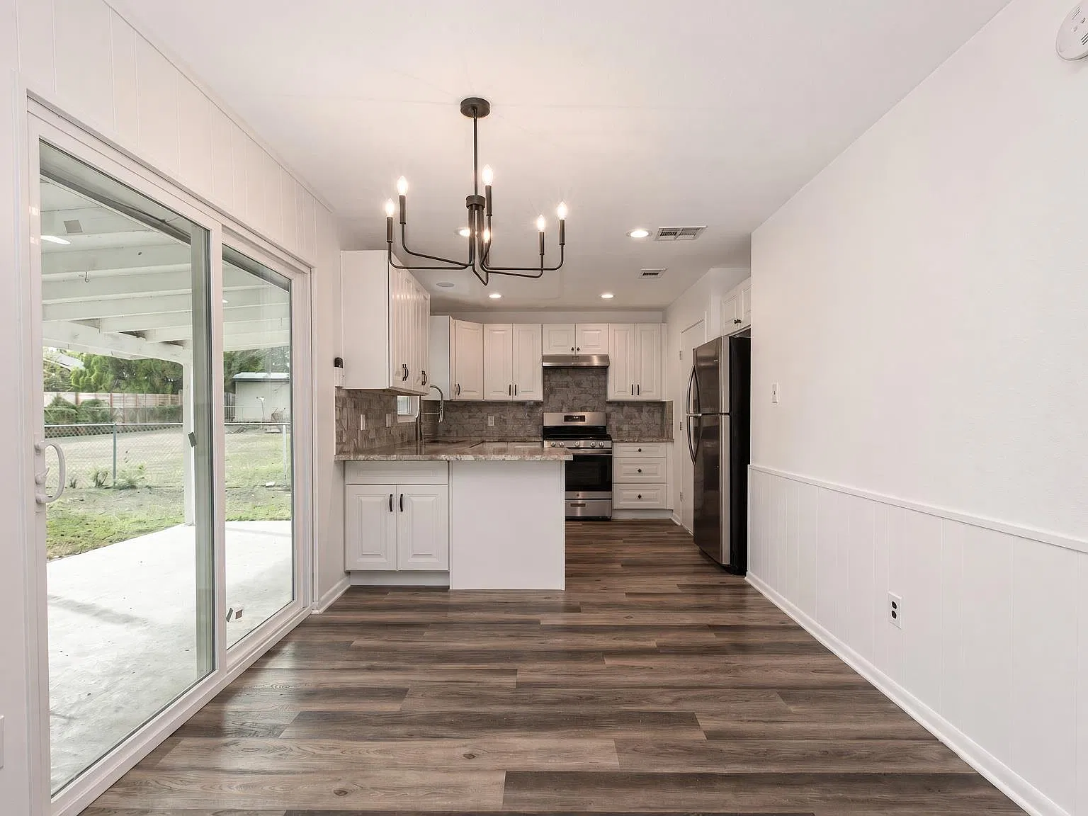 3 bed, 2.0 bath, 1080 sqft, $2,399 — Photo 3