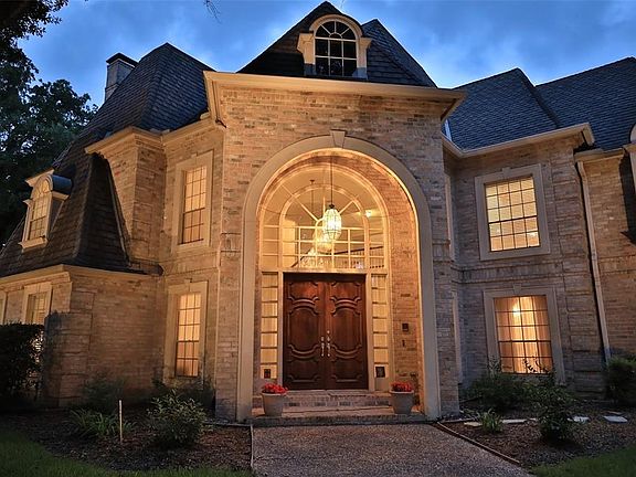 STUNNING ARCHED ENTRY WITH WITH PALLADIUM WINDOW