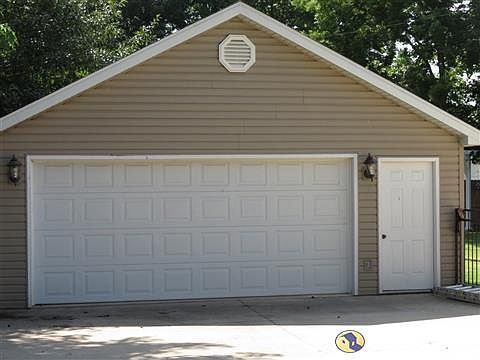 Detached garage