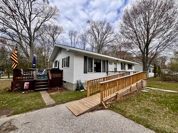 6596 W Virnetta Dr, Ludington, MI 49431