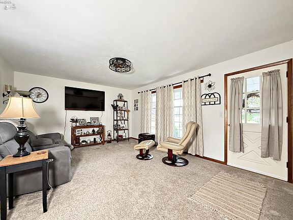 5th image of 100 Hillcrest Dr