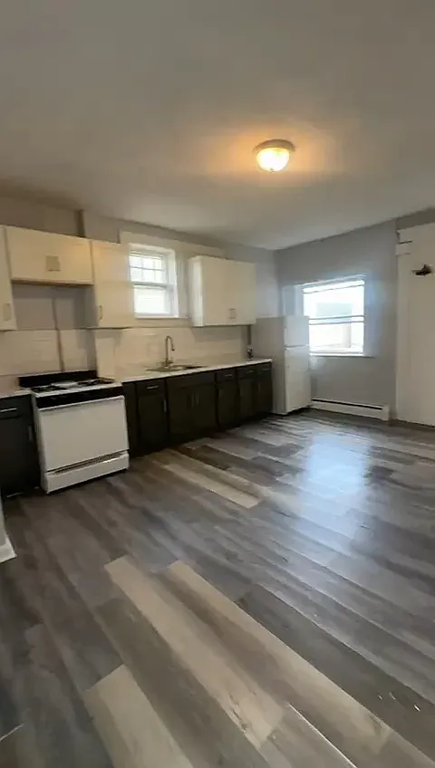 3 bed, 1000 sqft, $1,799 — Photo 2