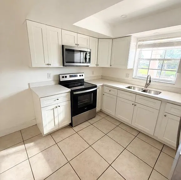 1017 NW 30th Ct #5 — Photo 1