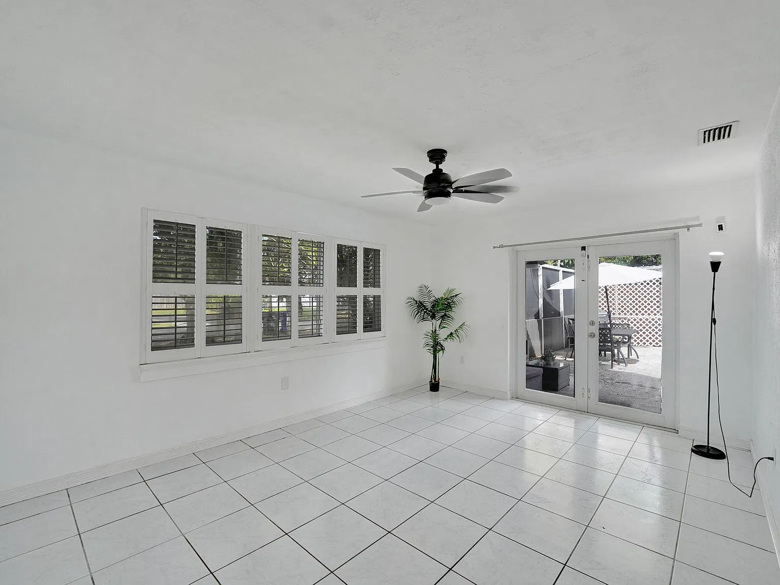3 bed, 2.0 bath, 1376 sqft, $3,950 — Photo 4