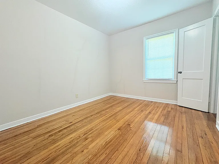 606 Collins Dr — Photo 6
